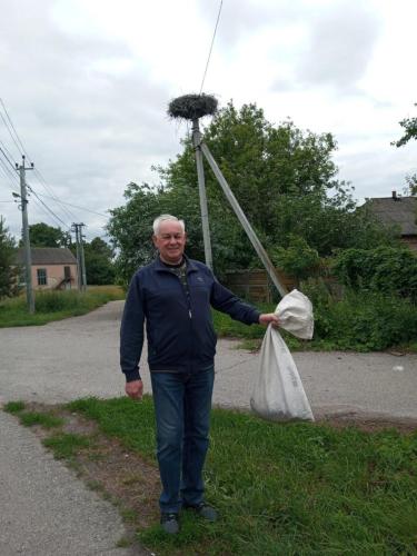 Закільцьоване лелеченя в мішку